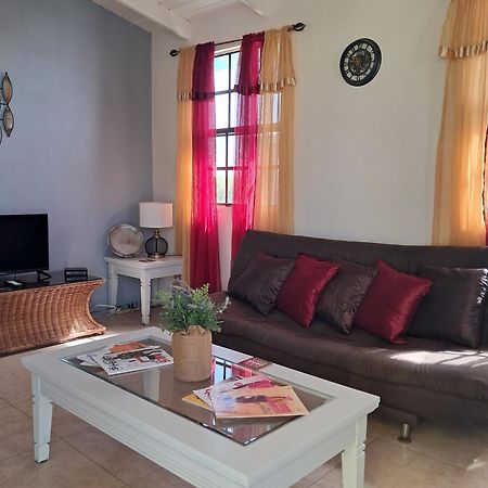 Michand Guest Apartments- Cozy One Or Two Bedroom- 5 Walk Minutes From Airport 10 Mins Drive To Oistins Or Beach クライストチャーチ エクステリア 写真