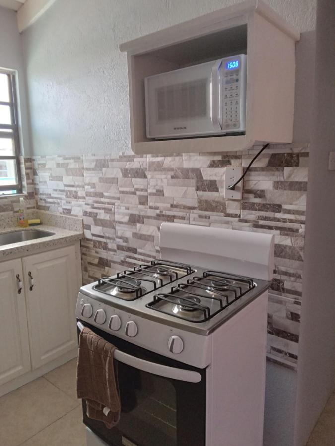 Michand Guest Apartments- Cozy One Or Two Bedroom- 5 Walk Minutes From Airport 10 Mins Drive To Oistins Or Beach クライストチャーチ エクステリア 写真