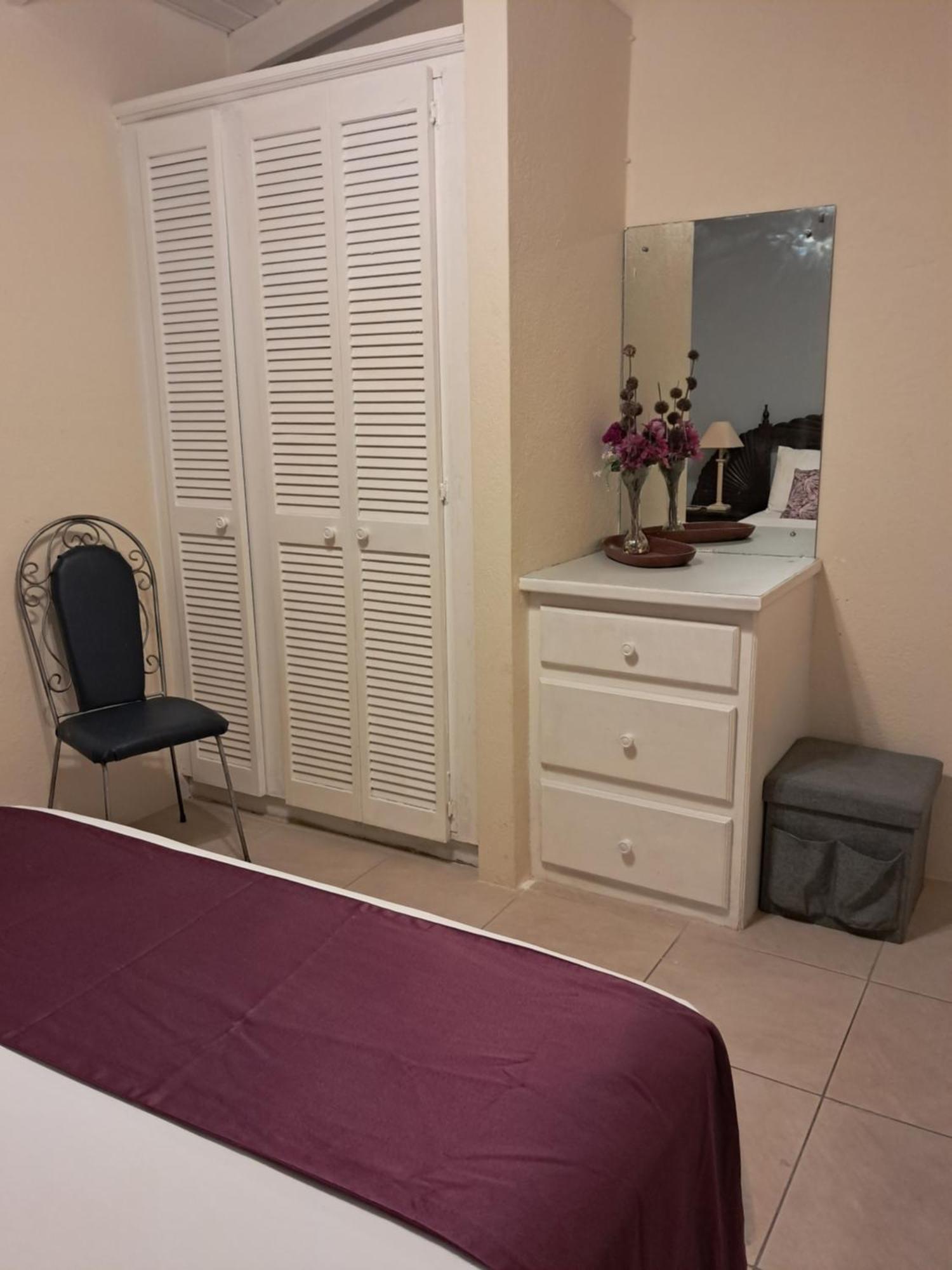 Michand Guest Apartments- Cozy One Or Two Bedroom- 5 Walk Minutes From Airport 10 Mins Drive To Oistins Or Beach クライストチャーチ エクステリア 写真