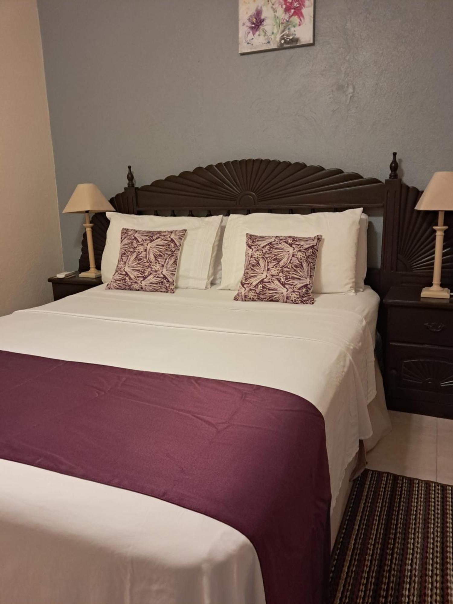 Michand Guest Apartments- Cozy One Or Two Bedroom- 5 Walk Minutes From Airport 10 Mins Drive To Oistins Or Beach クライストチャーチ エクステリア 写真