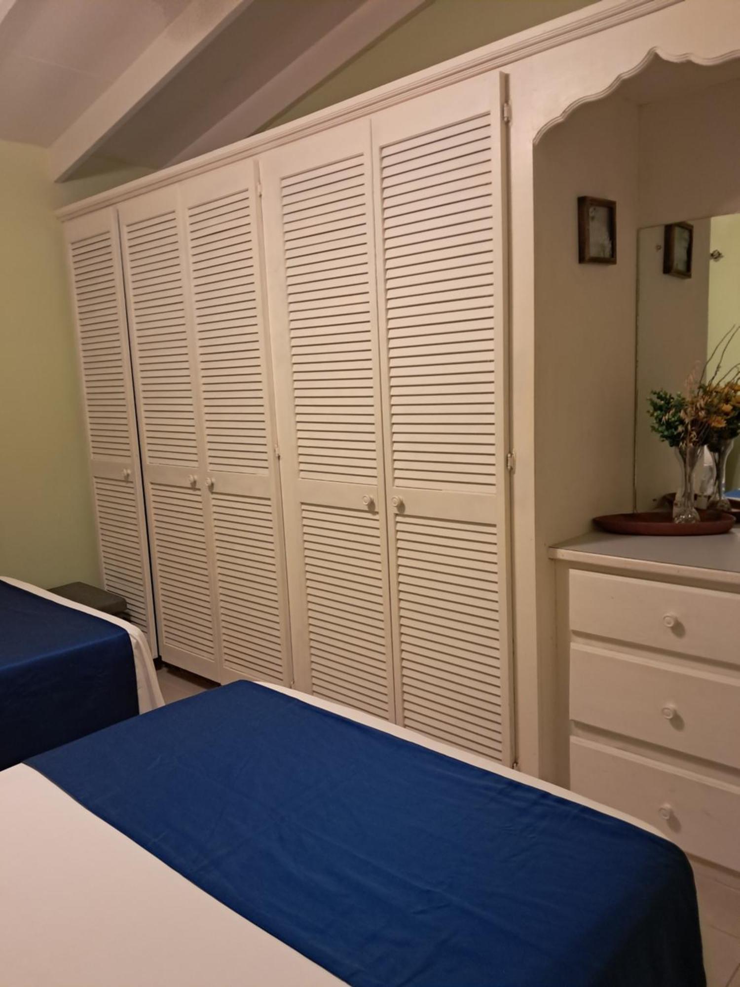 Michand Guest Apartments- Cozy One Or Two Bedroom- 5 Walk Minutes From Airport 10 Mins Drive To Oistins Or Beach クライストチャーチ エクステリア 写真