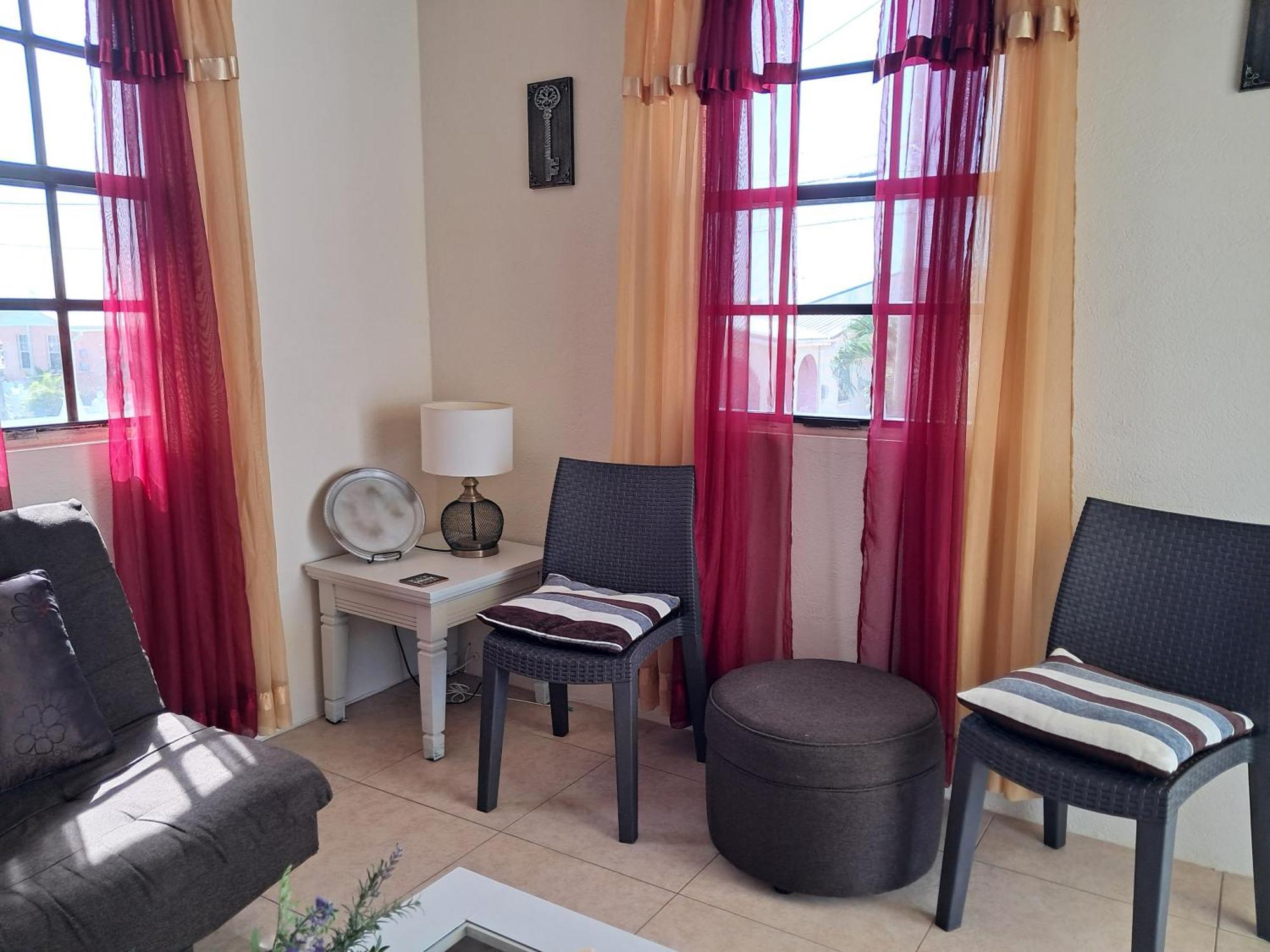 Michand Guest Apartments- Cozy One Or Two Bedroom- 5 Walk Minutes From Airport 10 Mins Drive To Oistins Or Beach クライストチャーチ エクステリア 写真