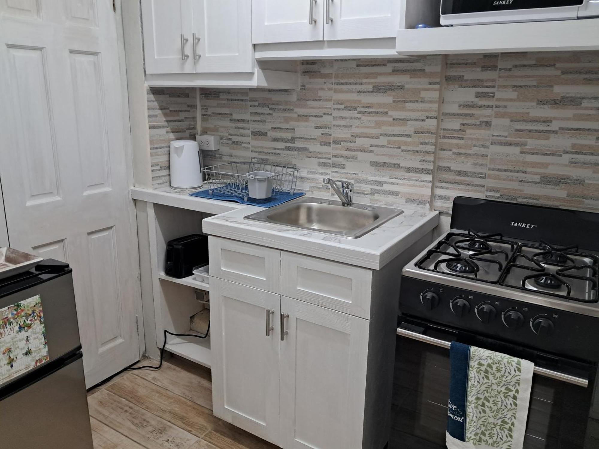 Michand Guest Apartments- Cozy One Or Two Bedroom- 5 Walk Minutes From Airport 10 Mins Drive To Oistins Or Beach クライストチャーチ エクステリア 写真