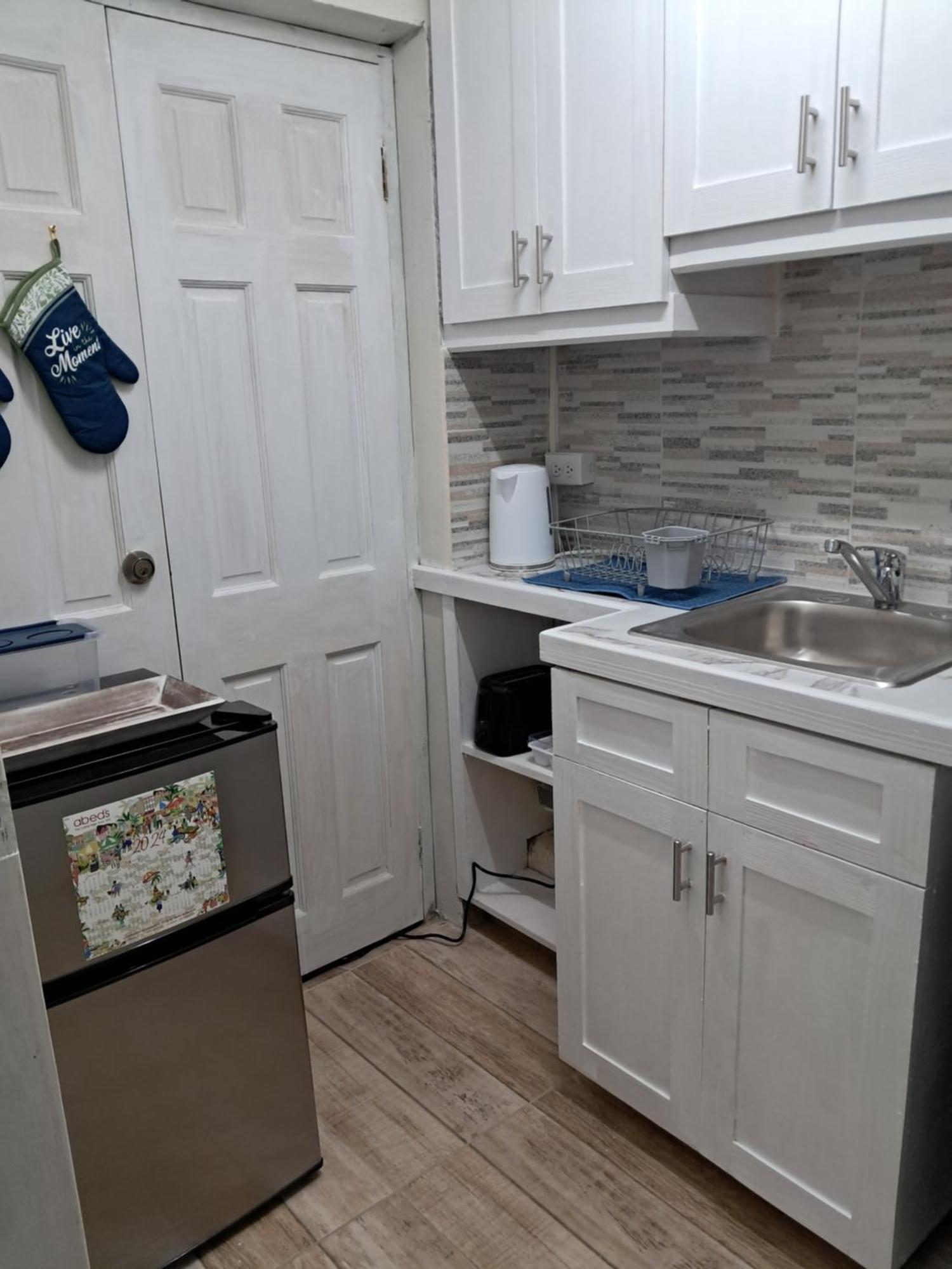 Michand Guest Apartments- Cozy One Or Two Bedroom- 5 Walk Minutes From Airport 10 Mins Drive To Oistins Or Beach クライストチャーチ エクステリア 写真
