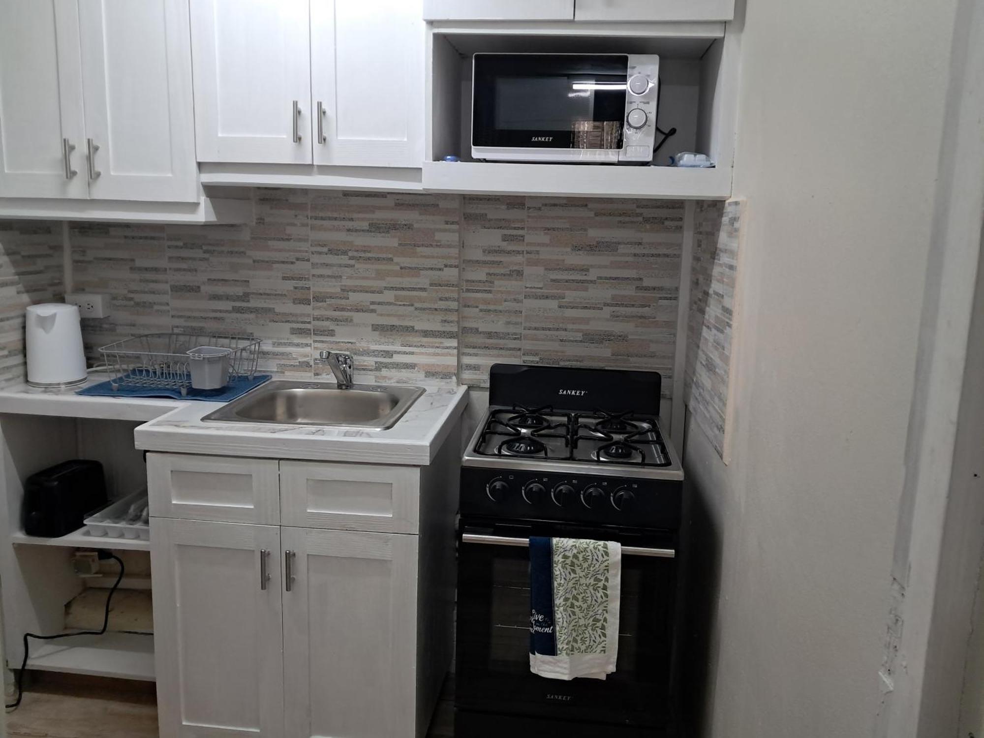 Michand Guest Apartments- Cozy One Or Two Bedroom- 5 Walk Minutes From Airport 10 Mins Drive To Oistins Or Beach クライストチャーチ エクステリア 写真