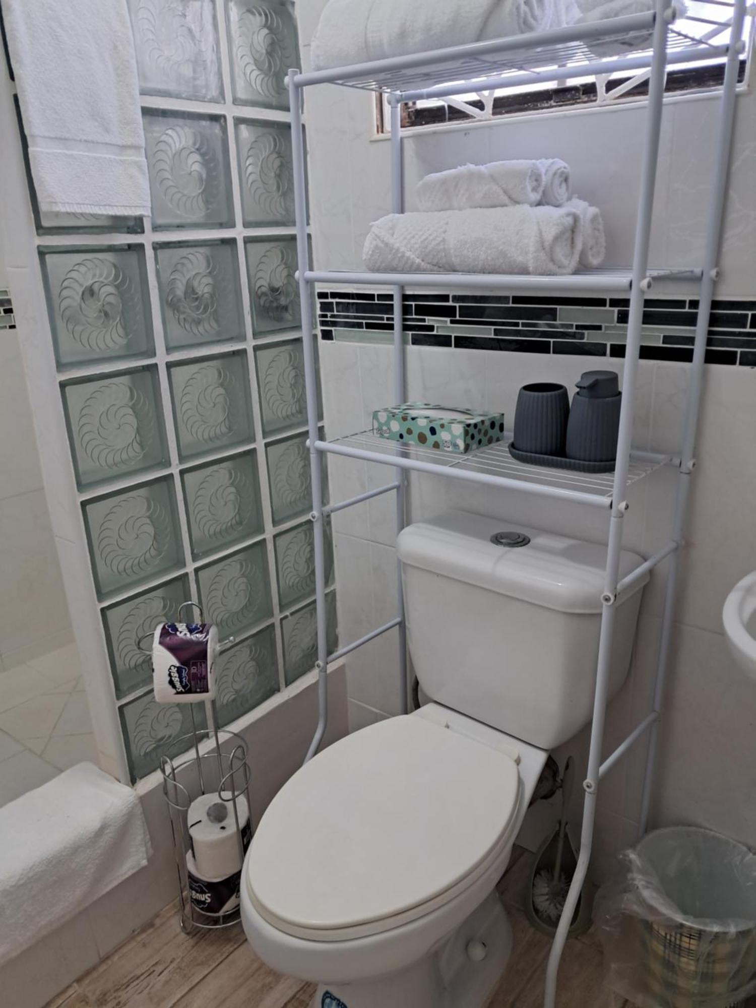 Michand Guest Apartments- Cozy One Or Two Bedroom- 5 Walk Minutes From Airport 10 Mins Drive To Oistins Or Beach クライストチャーチ エクステリア 写真