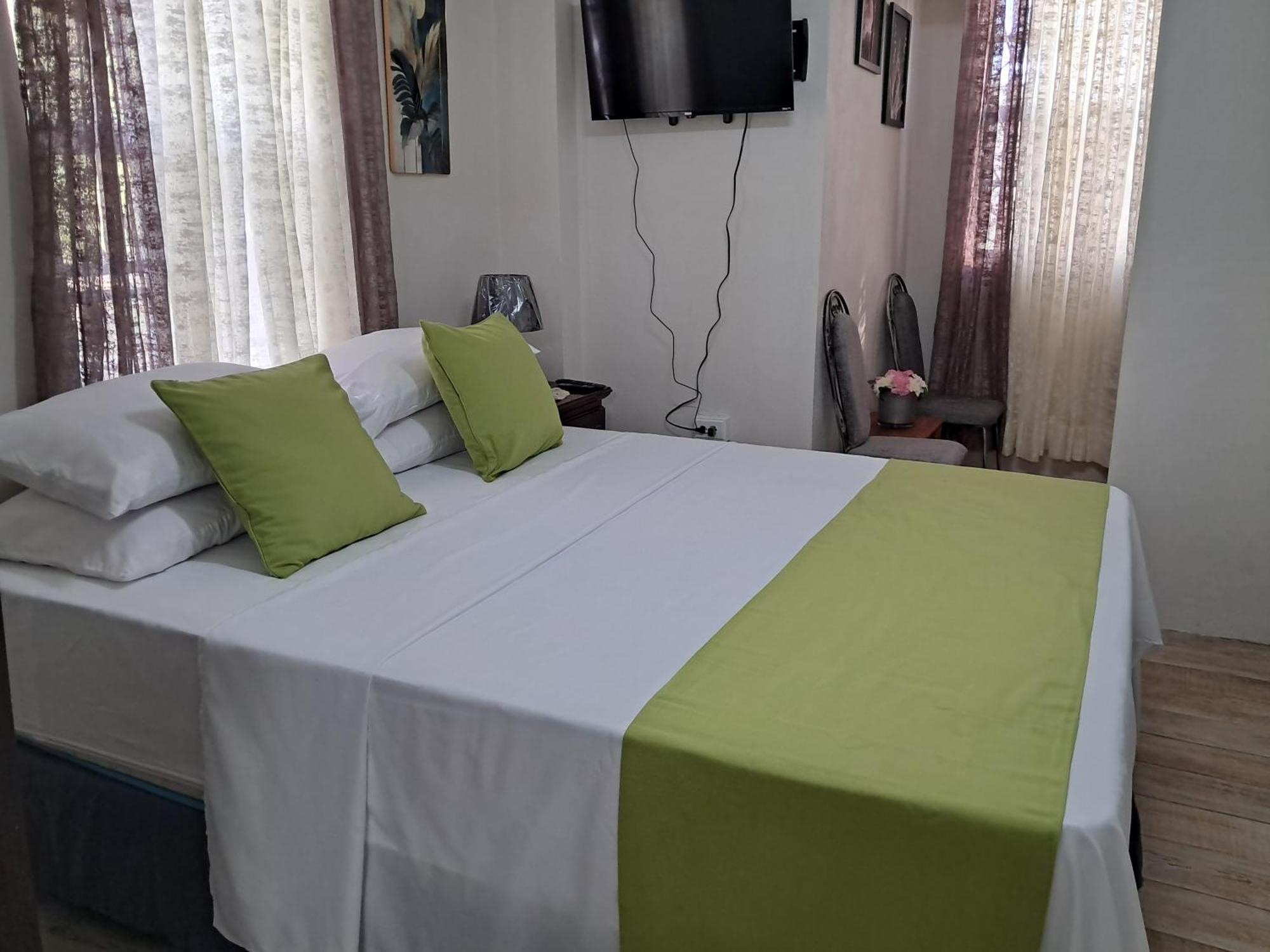 Michand Guest Apartments- Cozy One Or Two Bedroom- 5 Walk Minutes From Airport 10 Mins Drive To Oistins Or Beach クライストチャーチ エクステリア 写真