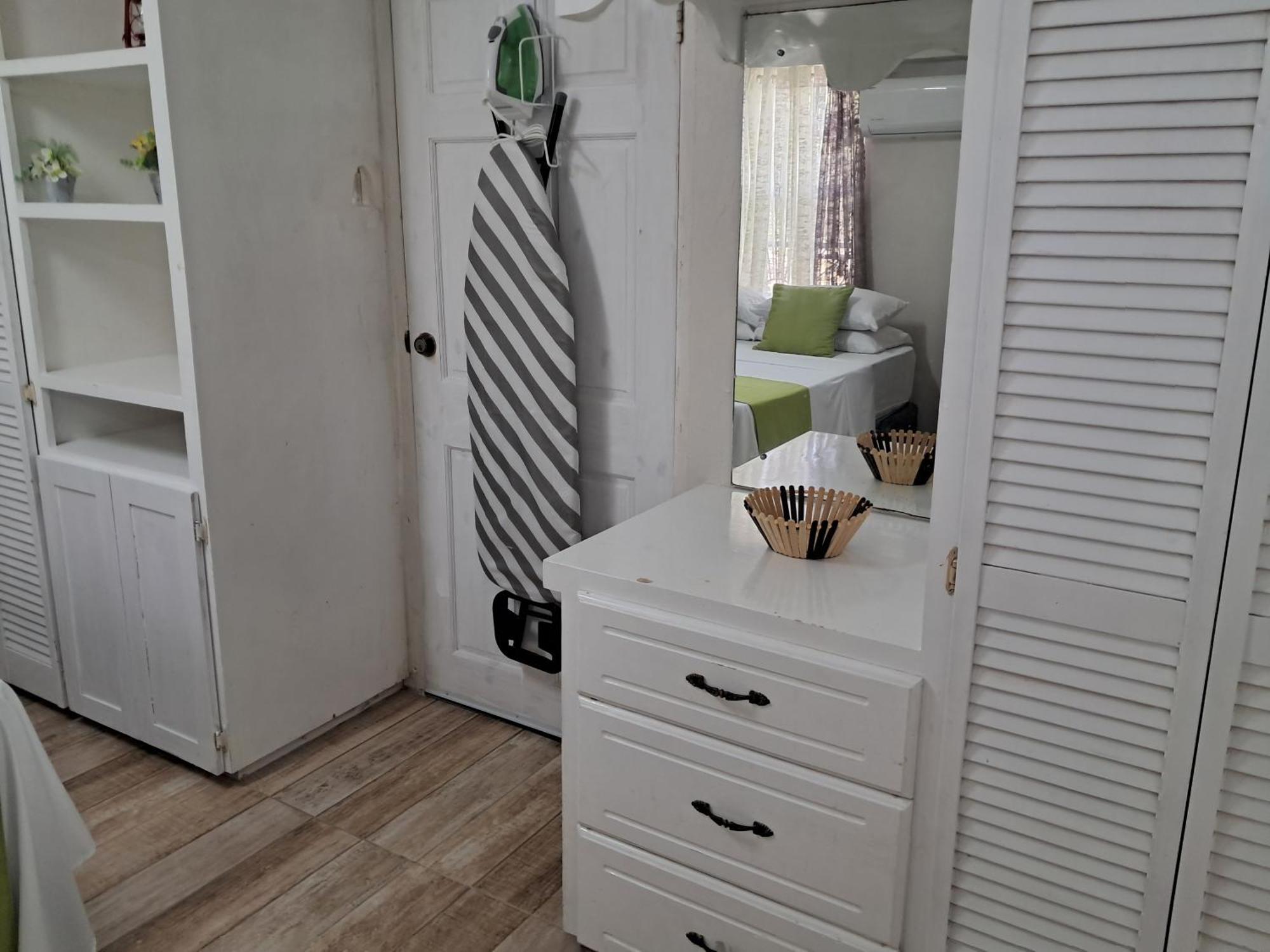 Michand Guest Apartments- Cozy One Or Two Bedroom- 5 Walk Minutes From Airport 10 Mins Drive To Oistins Or Beach クライストチャーチ エクステリア 写真